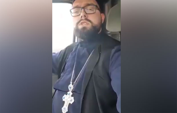 Скандал на Фејсбуку: У мантији певао шта ради са женама по селима кад су саме? (ВИДЕО)