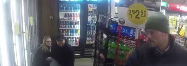 Није ни слутила шта јој је спремио: Пљачкаш је упао у радњу, уперио пиштољ ка девојци, а онда је њен дечко клекнуо и поставио јој питање (ВИДЕО)
