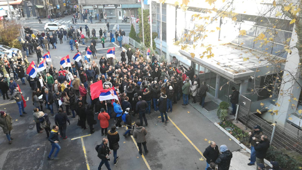 Присталице Савеза за Србију осам сати блокирале улазе у РТС (ФОТО)