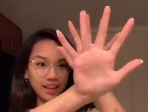 Девојка триком залудела интернет, милиони гледају у чуду: Шта мислите како је ово извела? (ВИДЕО) 