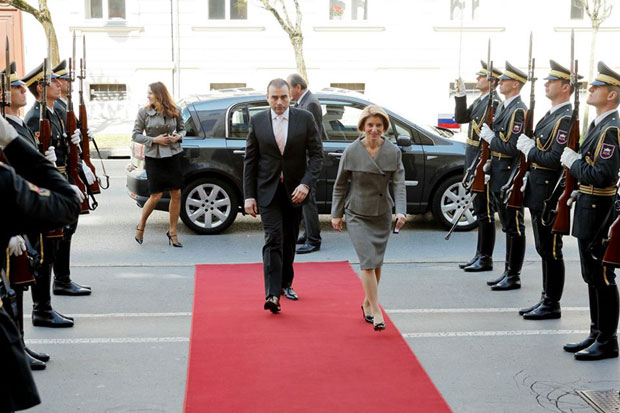 Бивши амбасадор се наљутио на комшију и - запуцао из аутоматске пушке: Полиција реаговала и у његовом стану пронашла арсенал оружја!