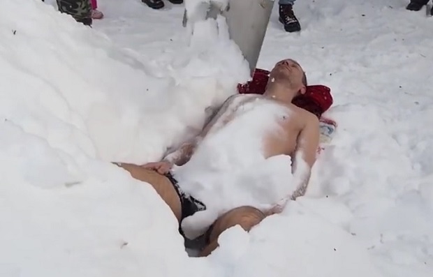 Хладноћом против старења: Рус пркоси зими, а његов рецепт за здравље је необичан (ВИДЕО)