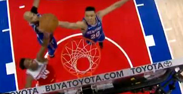 Ауто-кош: Уместо да покупи лопту, закуцао је у обруч свог тима (ВИДЕО)