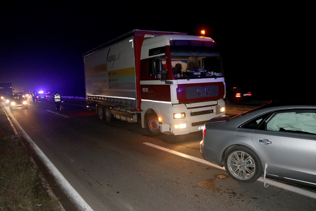 Тежак удес на Обреновачком путу: Ауто ударио у камион, два возила у њиви, има повређених, километарске колоне (ФОТО)