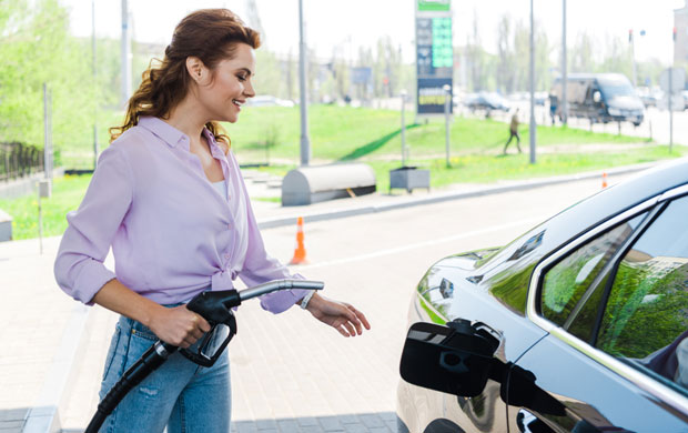 Гледају у чуду шта ова жена ради: Бизарни снимак са бензинске пумпе шокирао интернет (ВИДЕО)