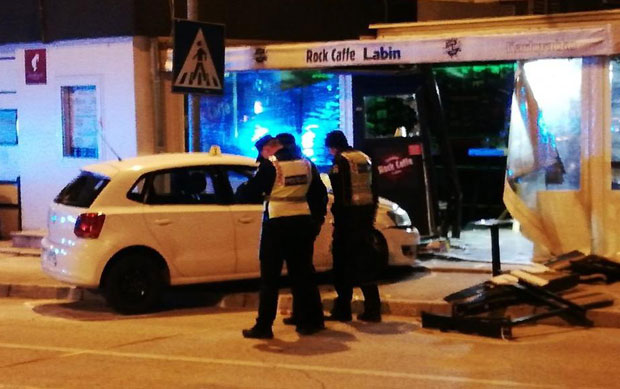 Девојка улетела колима у кафић и убила човека: Ужасна несрећа у Истри (ВИДЕО)