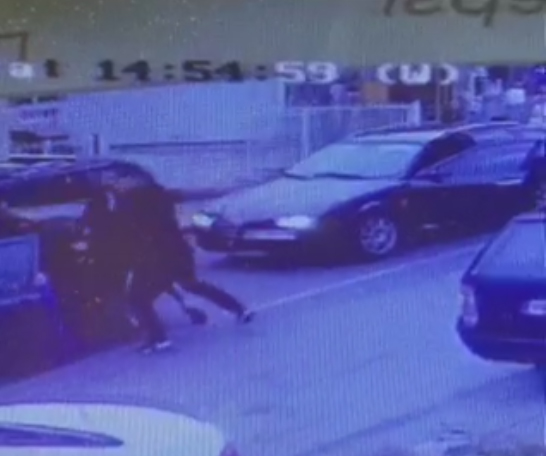 Два мушкарца брутално претукла возача аутомобила: Језива сцена у Калуђерици (ФОТО)