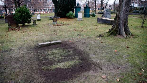 Отворен гроб Хитлеровог касапина: Није било обележја, али неко је сазнао, ни кост није померена (ФОТО)