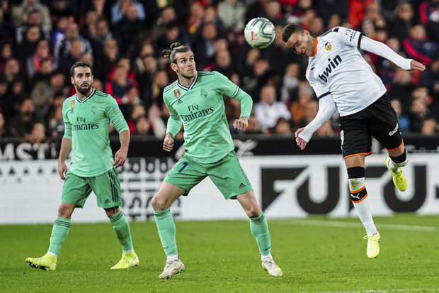 Навијачи Реала бесни: Бејла плаћају 500.000 фунти недељно да се игра са флашицом на клупи (ВИДЕО)