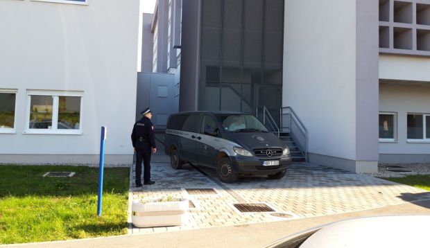 Трагедија у Kлиничком центру: Пацијент скочио са четвртог спрата, на месту остао мртав