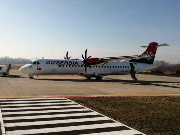 Први авион са аеродрома Морава полетео ка Бечу (ФОТО/ ВИДЕО)