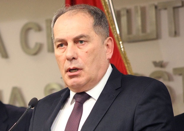 Министар БиХ који је вређао Вучића, сликао се са пуцачем