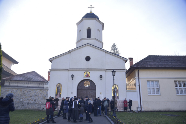 Примопредаја печата и управе у манастиру Раковица није успела: Верници стали уз игуманију Евгенију и спречили улазак намесника и благајника (ФОТО/ВИДЕО)
