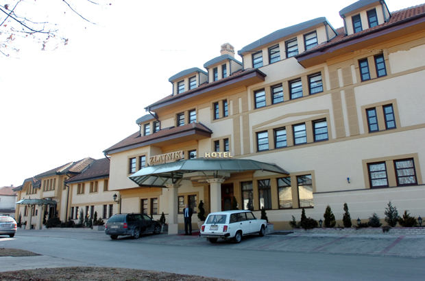 Детаљи трагедије у земунском Златнику: Узео собу и умро, поред кревета нађена бочица која не припада хотелу