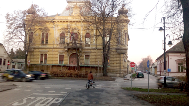 Уз ланац, катанац и поруку Доста ћутања, Мирољуб (69) је прошле године закључао Привредни суд у Сомбору: Сада мора да плати 10.000 динара, он спреман да иде иза браве, јер - новца нема