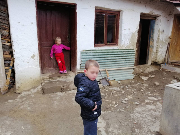 Дуња (3) и Душан (4) су рођени у помоћном објекту, живе у оронулој кући и купају се у кориту: Њима је Драган и отац и мајка и све троје маштају о бољем животу