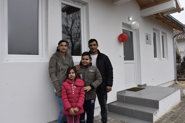 Четворочланој породици уручени кључеви: Станојевићи Никољдан дочекују у новој кући