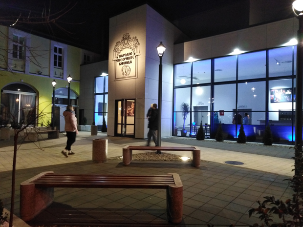 Пре почетка представе у кикиндском Народном позоришту отворен нови улаз (ФОТО)