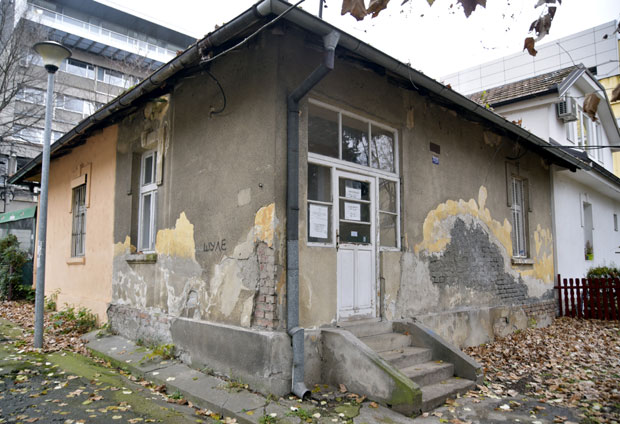 Децу на анализе воде у страћару која се урушава: Родитељи са Вождовца забринути 