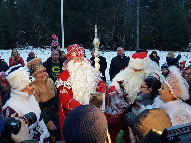 Руски и фински Деда Мраз разменили поклоне (ФОТО)