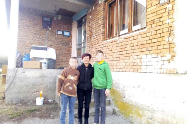 Отац преминуо од рака, најстарији син се убио и јуче сахрањен: Панићи Никољдан чекају никад жалосније, струју немају већ 10 година (ФОТО)