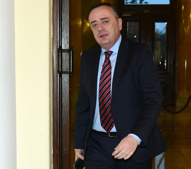 Шпијунка: Необичан потпис нашег министра запао за око и конобару У КИНИ (ФОТО) 