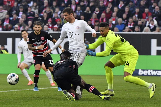 Бундеслига: Две асистенције Костића, Бајерн головима у надокнади до победе у Фрајбургу