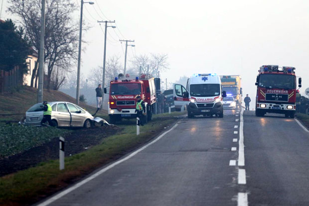Aутомобили разбацани око пута: Прве фотографије са места стравичне несреће код Суботице (ФОТО)
