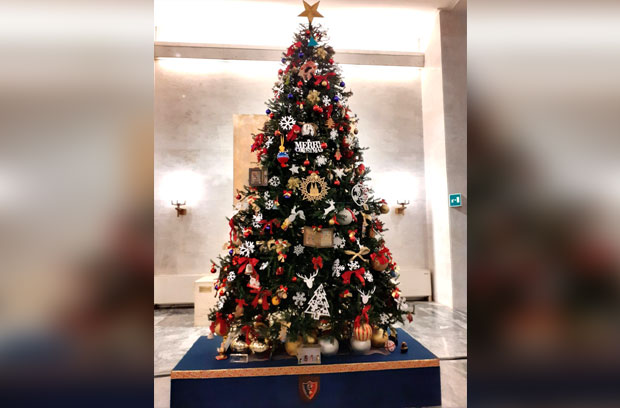 Велика част: Звоно са мапом Србије на јелки у холу зграде италијанског министарства (ФОТО)