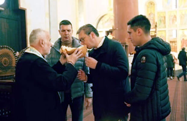 Вучић слави Никољдан: Председник Србије са сином и братом у Цркви Светог Марка (ФОТО)