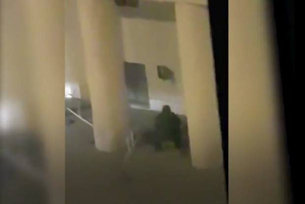 Погледајте тренутак кад су руски специјалци убили нападача у Москви (УЗНЕМИРУЈУЋИ ВИДЕО)