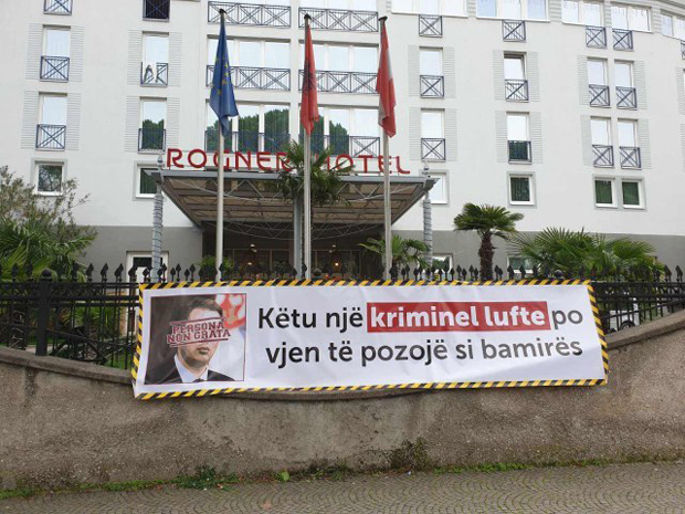 Протест уочи самита о малом шенгену у Тирани: Плакат против председника Србије
