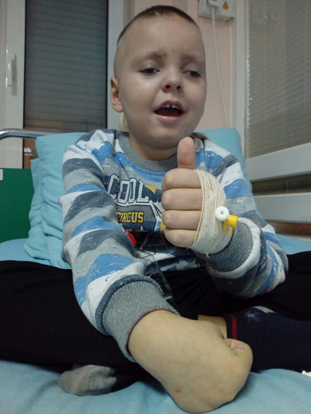 Када се Павле (5) пробудио једва је померао десну страну тела, операција му је помогла, али да би наставио борбу треба му ваша помоћ
