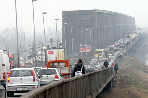 Колона од Котежа: Код укључења на Панчевачки мост са Зрењанинског пута несносне гужве