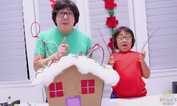 Он има 8 година и ове године је зарадио 26 МИЛИОНА ДОЛАРА од свог Јутјуб канала (ВИДЕО)