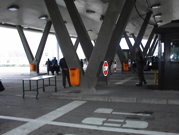 Скоро пет килограма људске косе сакрили у торби и џепу јакне: Цариници спречили кријумчарење