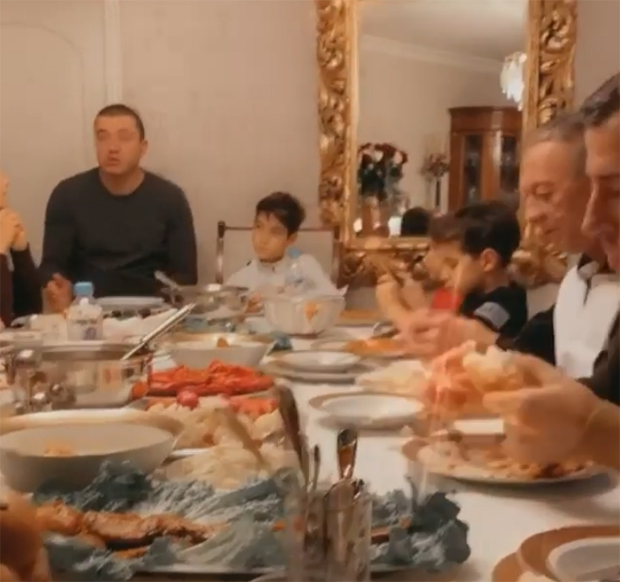 Цеца засела у чело, па снимила госте који су се окупили за Никољдан: Срећна слава, Вељко, срећна слава (ВИДЕО)