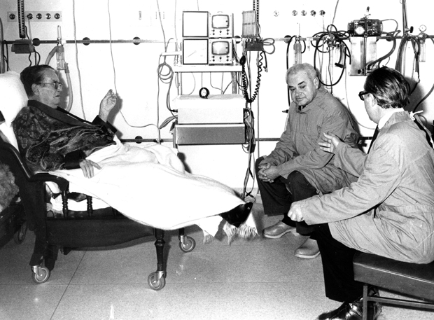 Титу нико није смео да каже да ће му одсећи ногу, држао је пиштољ код себе: Маршалов лекар одао тајне из болничке собе