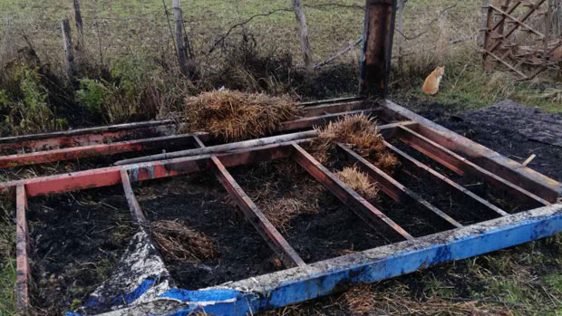 Хоће да отрерају Петровиће са огњишта: Поново запаљено сено српске породице код Вучитрна