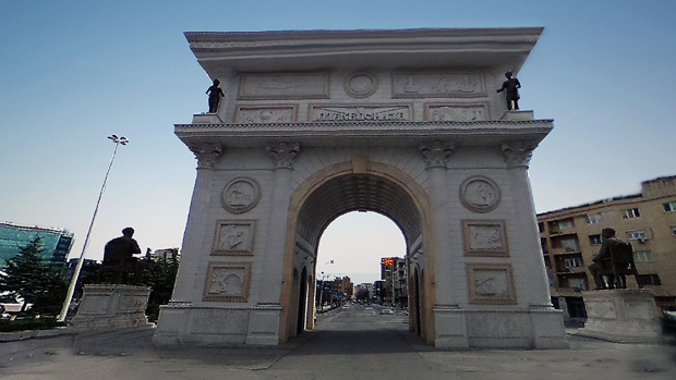 Дневник заблуда: Треба ли страдалничкој Србији тријумфална капија?