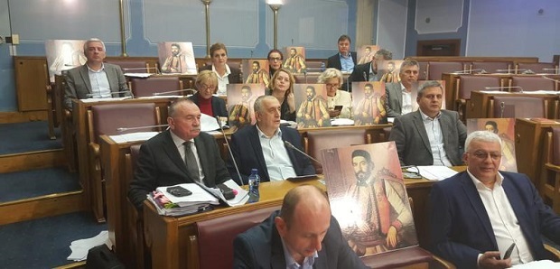 Његош седео међу посланицима: Перформанс Демократског фронта 