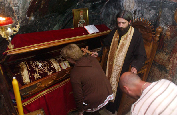 Мошти Светог Василија припремају се за пут у Никшић: Острог под велом магле дочекује вернике, политика није омела дубоку молитву