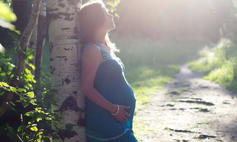 Девојчица (16) из Панчева имала стомачне болове, Хитна је затекла у крви, а у колима је постала мама