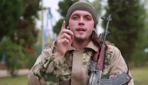 Терориста који је депортован из Сирије позивао на клање хришћана: У Сарајево стигао бос и без веша, тужилац тражио да му се купе патике (ВИДЕО)