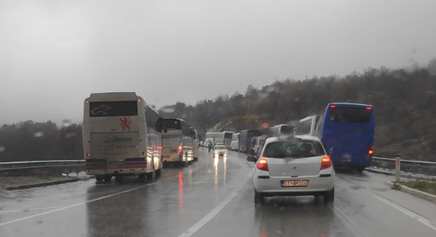 Срамно понашање власти у Црној Гори: Неколико десетина аутобуса и на стотину аутомобила блокирано код Никшића, отказане све аутобуске линије са севера