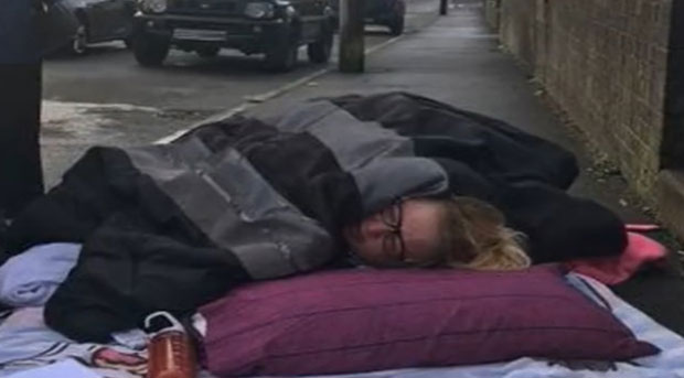 У агонији чекала хитну ШЕСТ САТИ на хладном плочнику, када су стигли БИЛО ЈЕ КАСНО (ВИДЕО)