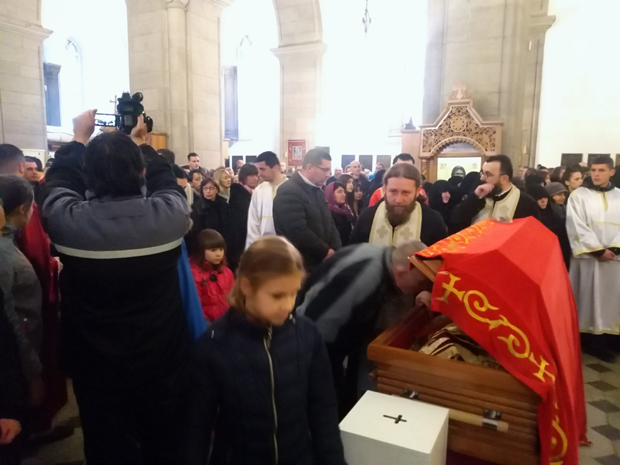 Колона без краја: Верници и даље хрле на поклоњење моштима Светог Василија Острошког (ФОТО)