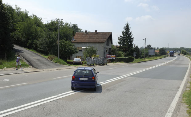До кућа преко четири траке: Остружничани траже безбедан прикључак на магистралу