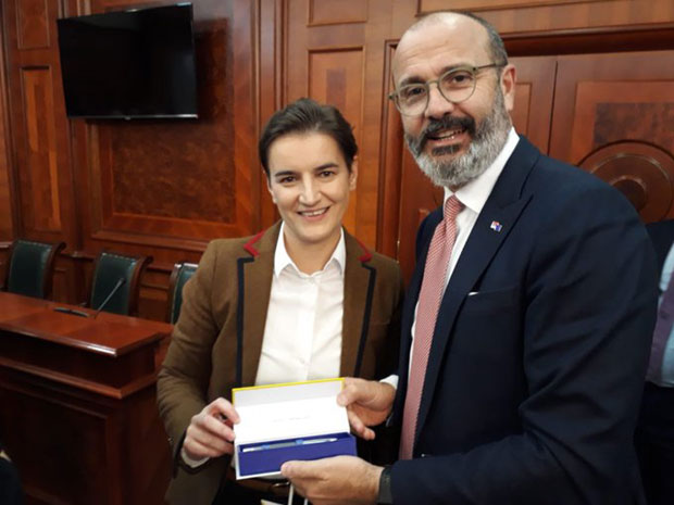 Шпијунка: Амбасадорима од Ане Брнабић мед, премијерки од Фабриција пенкало