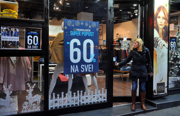 Захуктава се претпразнична купохоличарска грозница: Какви су понуда и цене у радњама током сезонског снижења